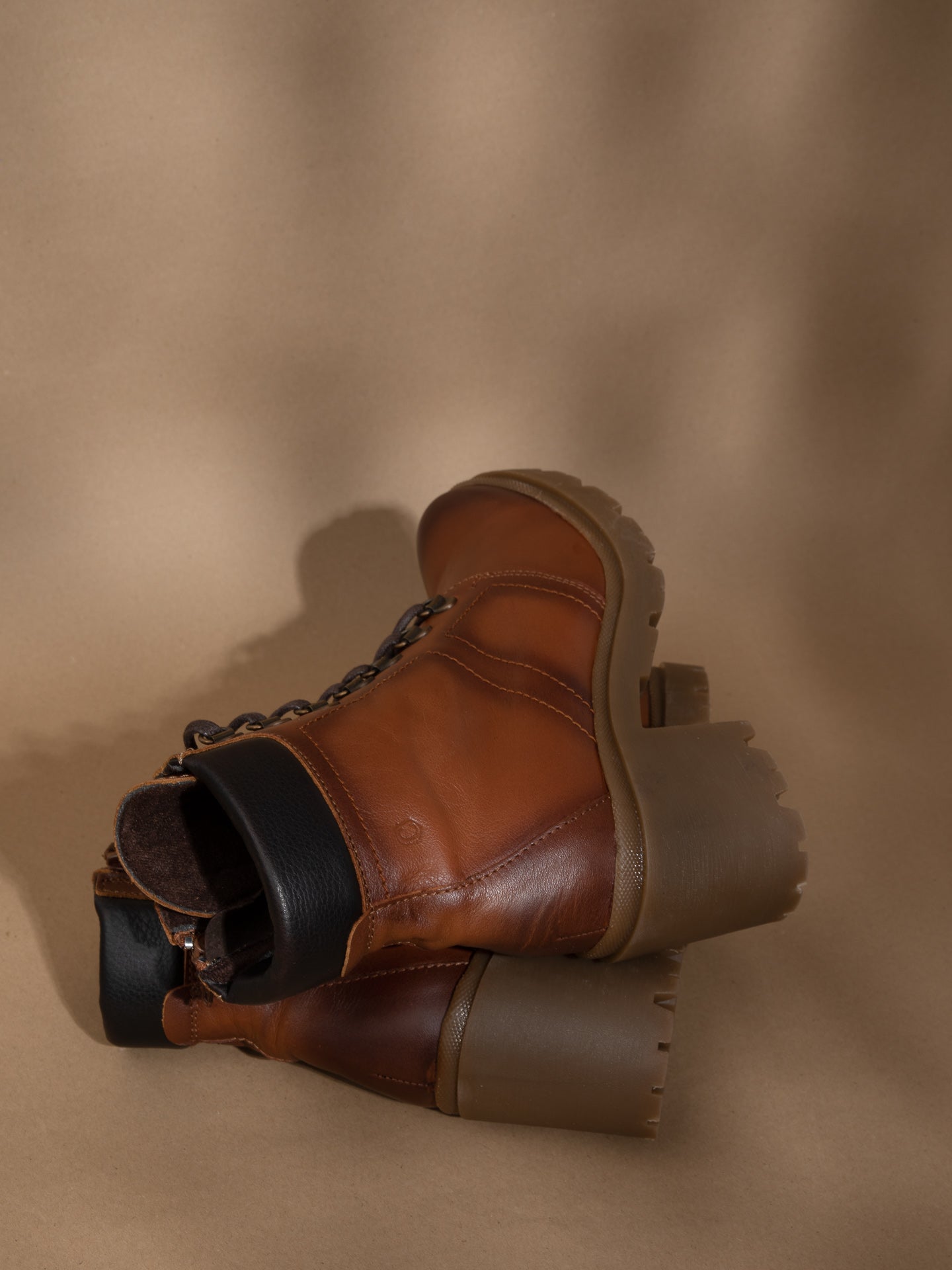 Carmela Botins com Fecho em Camel
